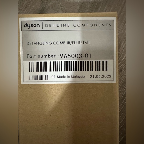 Dyson Detangling Comb in Fuchsia/Iron - Picture 5 of 6